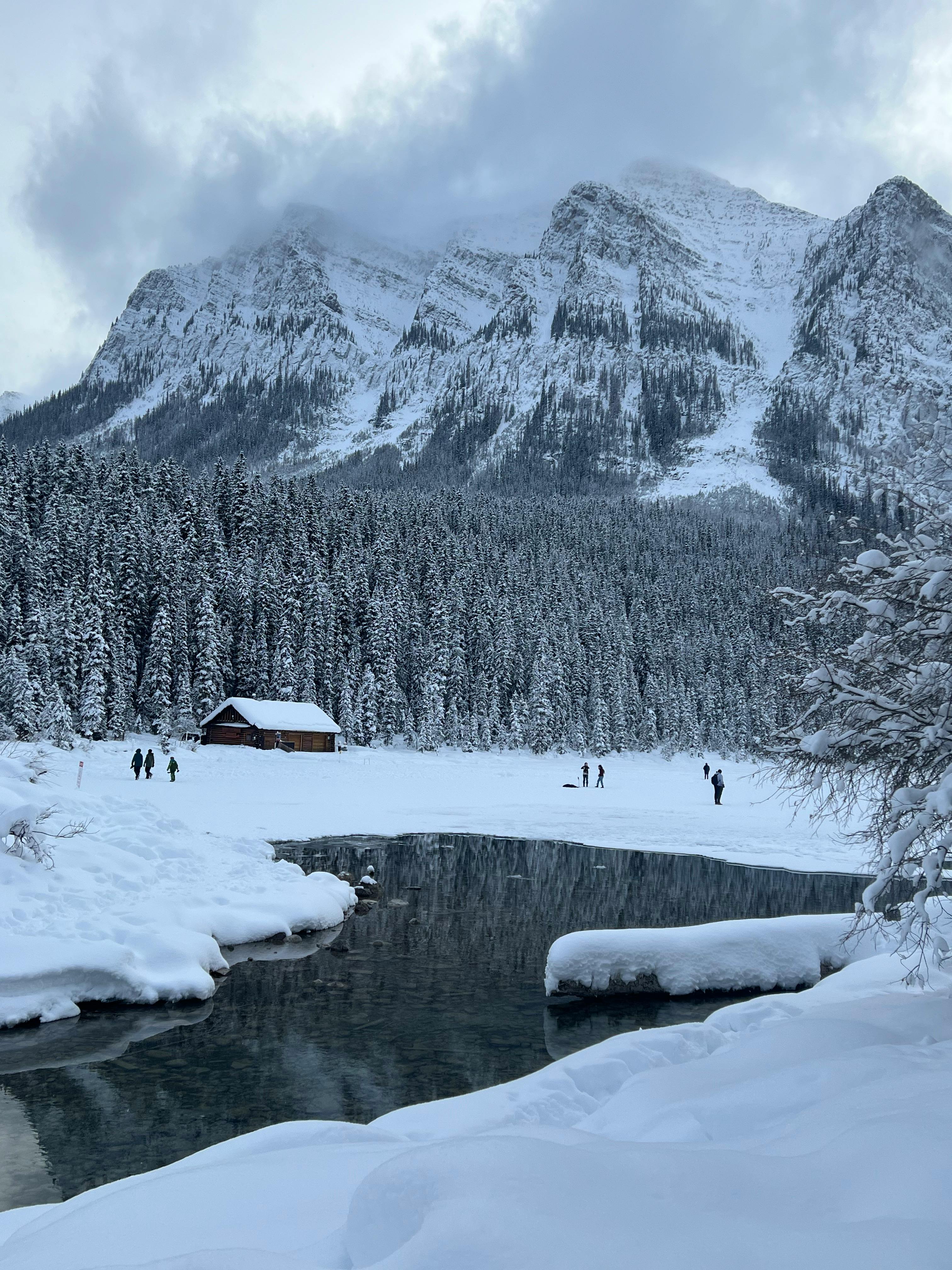 Lake Louise no inverno com cenário de ski
